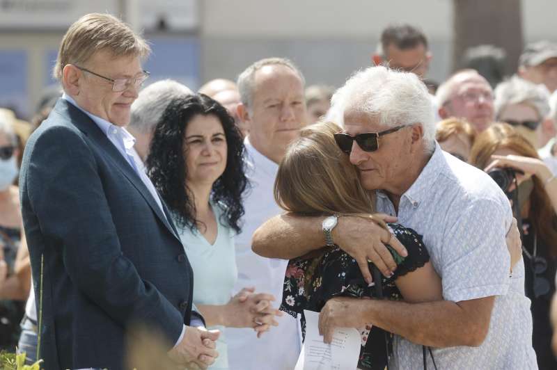 El president de la Generalitat, Ximo Puig, junto a familiares y allegados de las v�ctimas del buque Proof Spirit durante el acto. / EPDA