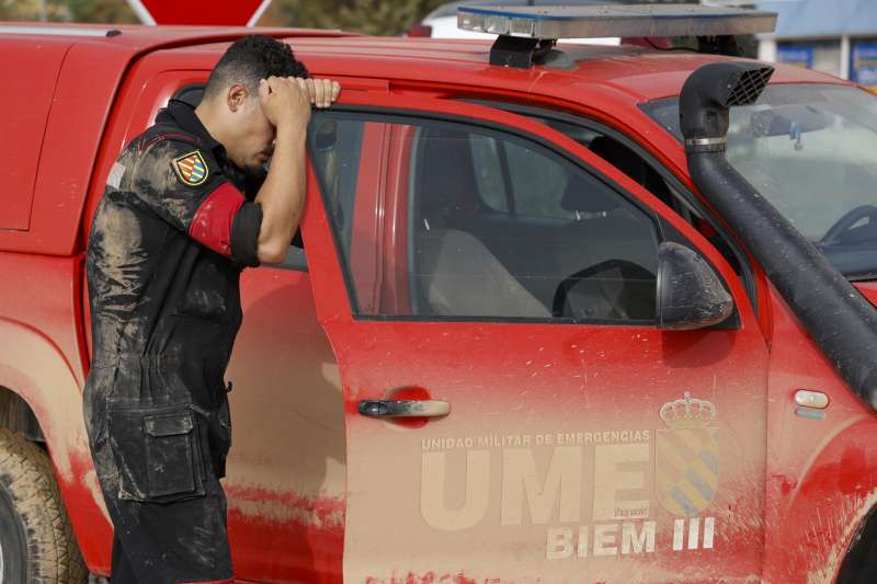Imagen de archivo de un soldado de la Unidad Militar de Emergencias en Sedaví durante los trabajos de rescate tras la dana del año pasado. EFE/Miguel Ángel Polo