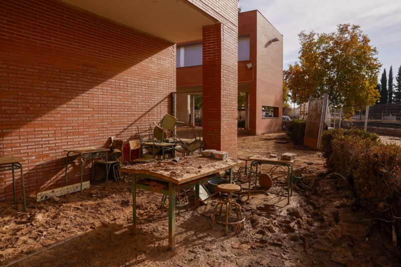 Mobiliario cubierto de barro en el exterior del Instituto Alameda de Utiel, este martes.. EFE/Villar López
