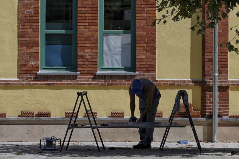 Imagen de archivo de un obrero de la construcción trabajando.EFE/Nacho Gallego