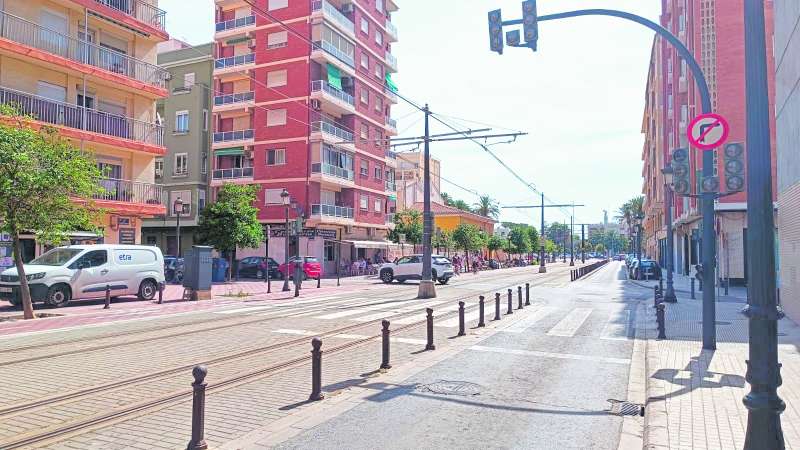 Calle Francisco Cubells con el tranvía que lleva al puerto. /EPDA