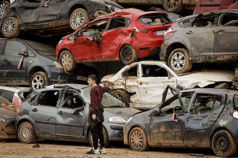Un vecino de uno de los municipios afectados por la dana en Valencia recorre un 
