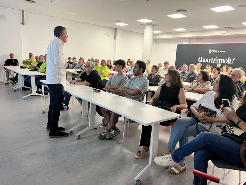 Un centenar de persones han assistit a l?acte de presentació del llibre de la tesi d?Onofre Espinós sobre sant Onofre, a Quart de Poblet.
