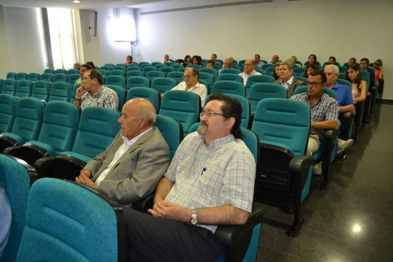 El entonces alcalde de San Antonio de Benagéber, primera fila a la izquierda, fue a escuchar a Sancho a la rueda de prensa que ofreció en el ayuntamiento de Canet. EPDA