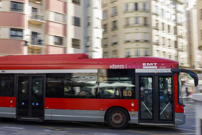 Un autobs de la Empresa Municipal de Transportes (EMT) de Valencia, en una imagen de archivo. EFE/Ana Escobar
