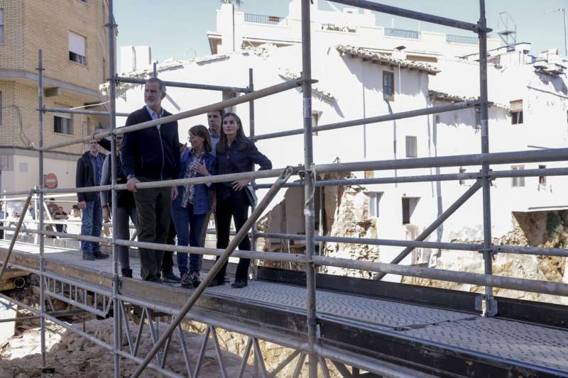 Los reyes Felipe y Letizia, acompaados del president de la Generalitat Valenciana, Carlos Mazn, y la alcaldesa de Chiva, Amparo Fort, durante su visita a la localidad valenciana de Chiva este martes. EFE/Kai Frsterling
