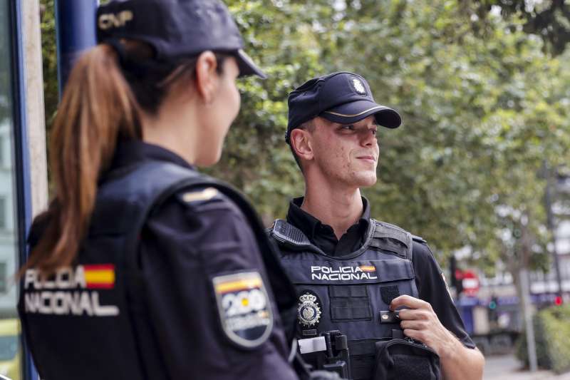 Imagen de archivo de agentes de la Policía Nacional. EFE/Manuel Bruque /Archivo