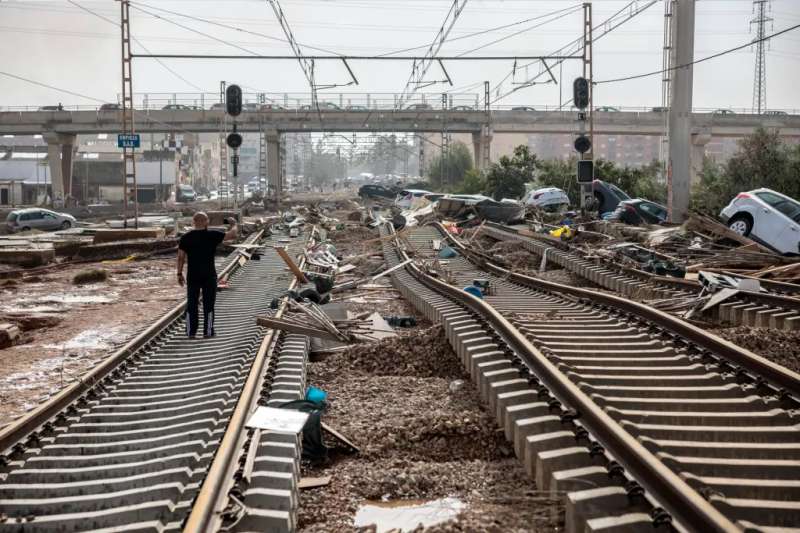 Vías del tren al sur de la capital tras el paso de la dana de octubre de 2024. / Foto: Biel Aliño (EFE)