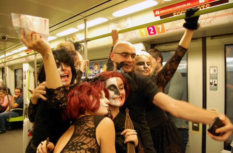 Personas celebrando el Halloween en Metrovalencia | EPDA
