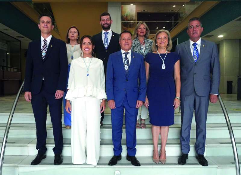 Foto de familia del nuevo equipo de gobierno. /EPDA