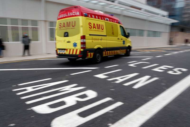 En la imagen, una ambulancia a su llegada al Hospital. Archivo/EFE/Kai Försterling
