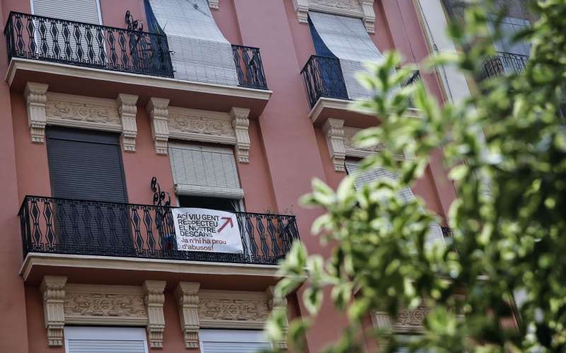 Unos vecinos reclaman, con una pancarta colgada en su balcÃ³n, respeto al descanso en un edifico del Barrio de Ruzafa de ValÃ¨ncia. EFE/Manuel Bruque.

