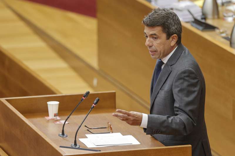 Imagen de archivo del president de la Generalitat, Carlos Mazón, en Les Corts Valencianes. EFE/Manuel Bruque /Archivo