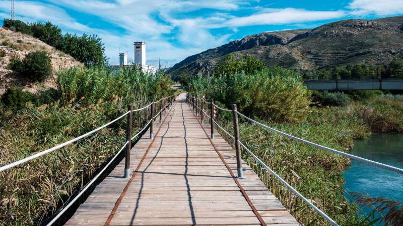 Puente sobre el río Turia en Bugarra. /EPDA