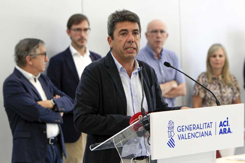 El president de la Generalitat, Carlos Mazón, ha visitado el nuevo IES Azorín de Petrer (Alicante). EFE/Pep Morell
