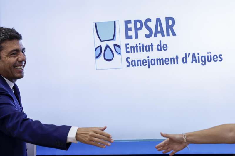 El president de la Generalitat, Carlos Mazón, a su llegada al consejo de administración de la Entidad Pública de Saneamiento de Aguas Residuales (EPSAR) en el que se aprobará el plan de obras de la entidad para 2026. EFE/Biel Aliño