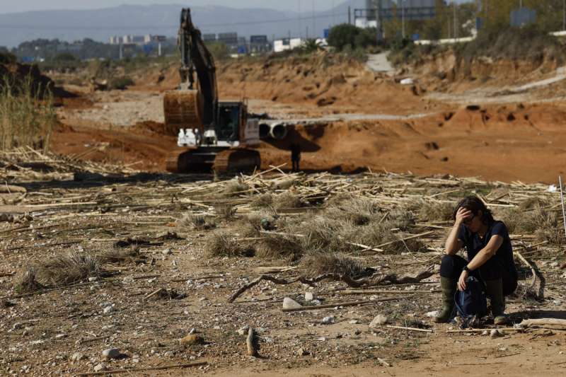 Voluntarios colaboran en la bÃºsqueda de vÃ­ctimas en el barranco el Poyo a la altura de Loriguilla, Valencia, este domingo. EFE/ Villar LÃ³pez