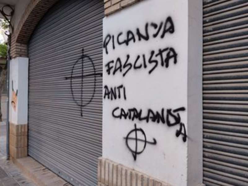 La sede de Compromís en la localidad valenciana de Picanya ha amanecido este viernes con pintadas en la fachada en las que se puede leer 
