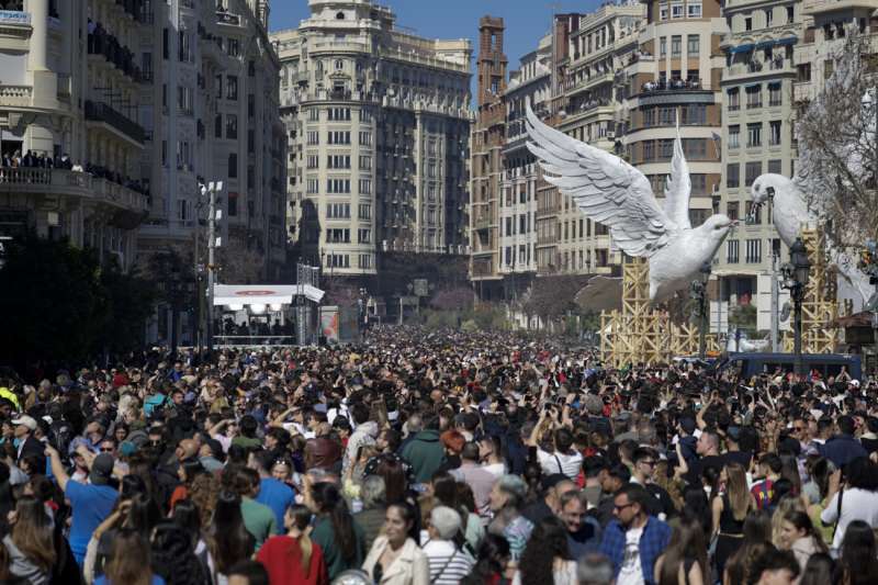 Una multitud invade la plaza del Ayuntamiento de València por Fallas en San José, uno de los días festivos. EFE/Biel Aliño
