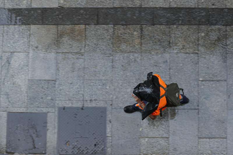  En la imagen una persona camina bajo la lluvia en una calle de València. EFE/Manuel Bruque