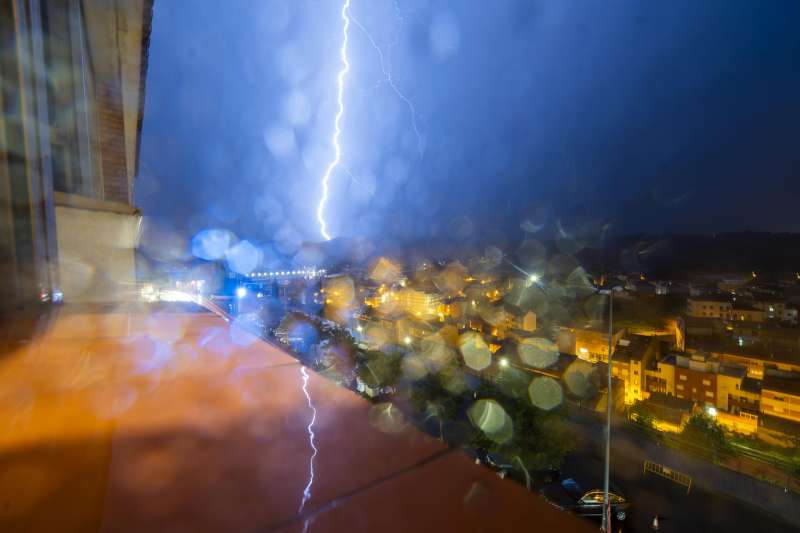 Un rayo cae durante una tormenta eléctrica. EFE/Antonio García/Archivo
