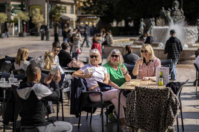 Unas turistas se toman una fotografía en una terraza del centro histórico de València. /EFE/Biel Aliño
