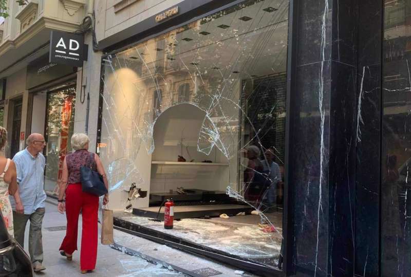 El escaparate donde han alunizado los ladrones. EFE/C.Toldrá
