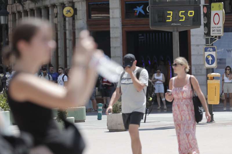 Un termómetro marca 35 grados. EFE/ Manuel Bruque
