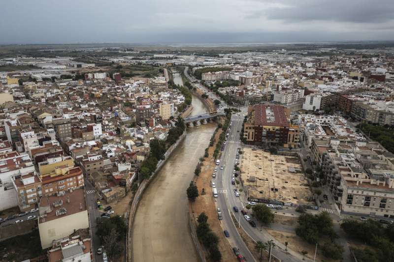 Vista general tomada con un dron del barranco del poyo a su paso por Catarroja y Massanasa. EFE/Biel Aliño