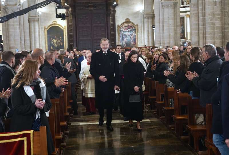 Diversos momentos durante el funeral católico por las víctimas de la dana celebrado el pasado 9 de diciembre en la catedral de Valencia./EPDA

