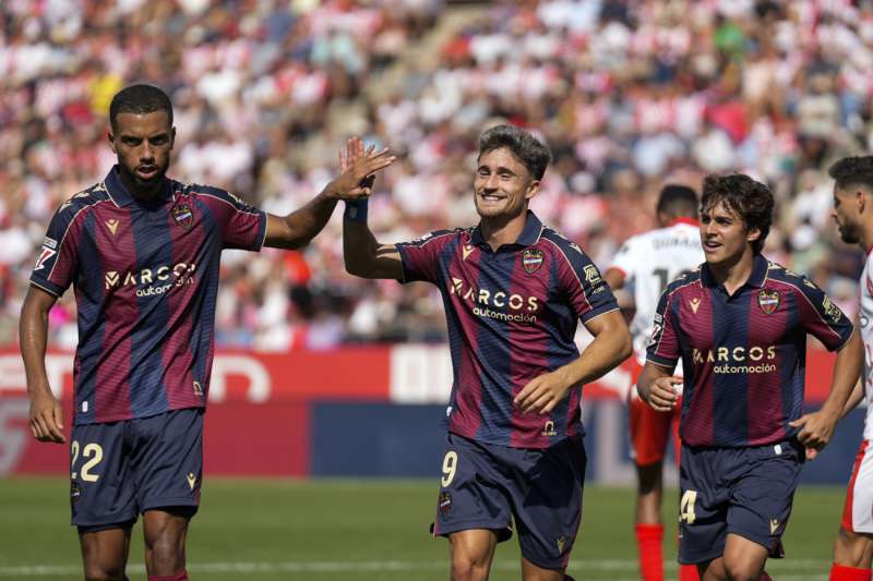 Él delantero del Levante Iván Romero (c) celebra tras anotar un gol durante el partido de la jornada 5 de LaLiga EA Sports disputado en el estadio de Montilivi en Girona. EFE/ David Borrat

