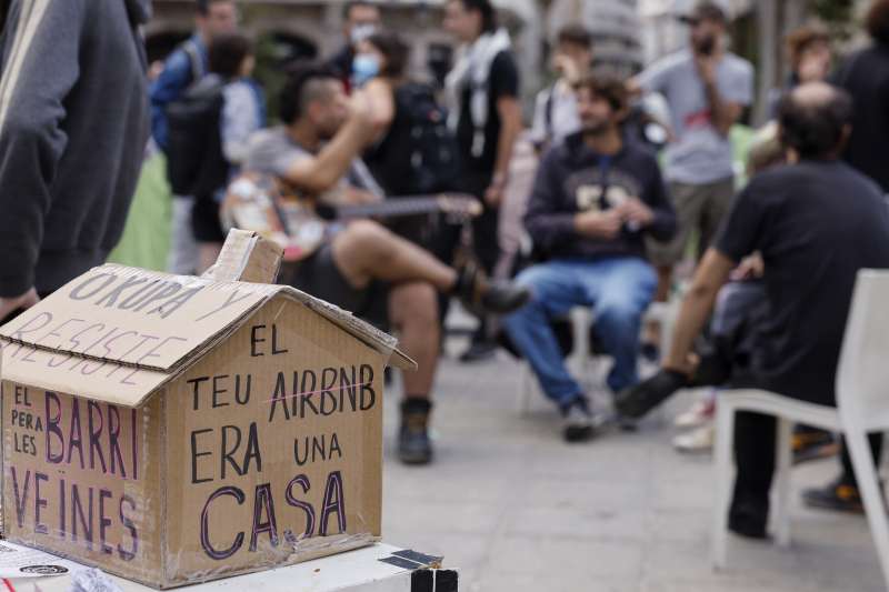 Las decenas de personas acampadas en la Plaza del Ayuntamiento de Valencia para reclamar el derecho a una vivienda digna y denunciar la especulación. EFE/Kai Forsterling
