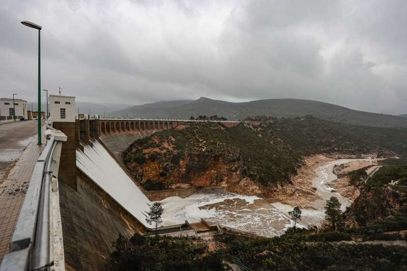 Imagen de la presa de Forata desembalsando agua. EFE/Manuel Bruque/Archivo
