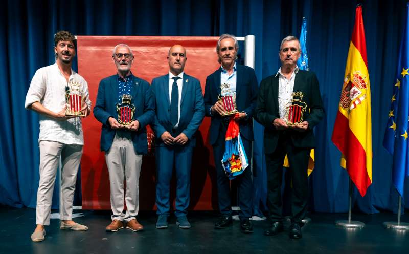El alcalde, Paco Gómez, con los premiados. EPDA