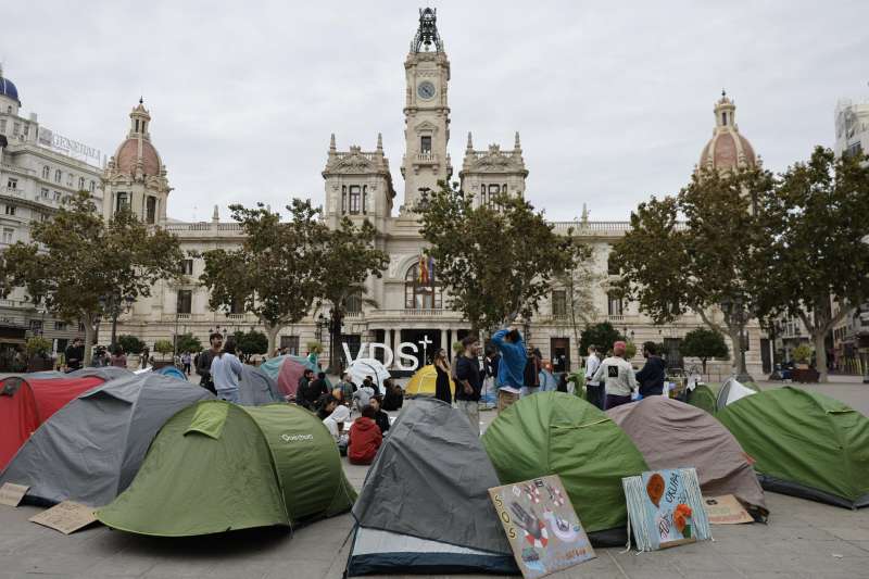 Vista de la acampada en la plaza del Ayuntamiento este domingo. EFE/ Kai Försterling