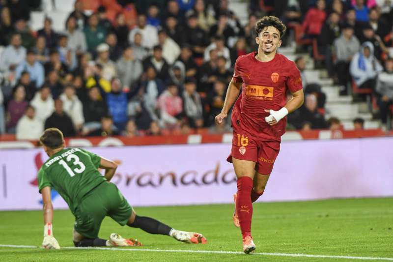 El delantero del Valencia Diego López (d) celebra tras marcar el tercer gol ante el Macarena. EFE/Miguel Ángel Molina