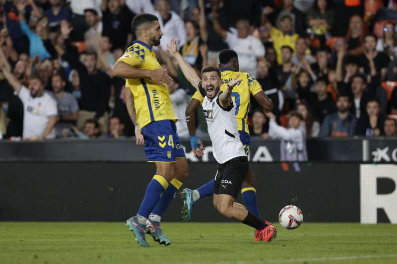 El lateral del Valencia José Gayá, durante el encuentro de la décima jornada de La Liga disputado este lunes entre Valencia y Las Palmas en Mestalla. EFE/Manuel Bruque
