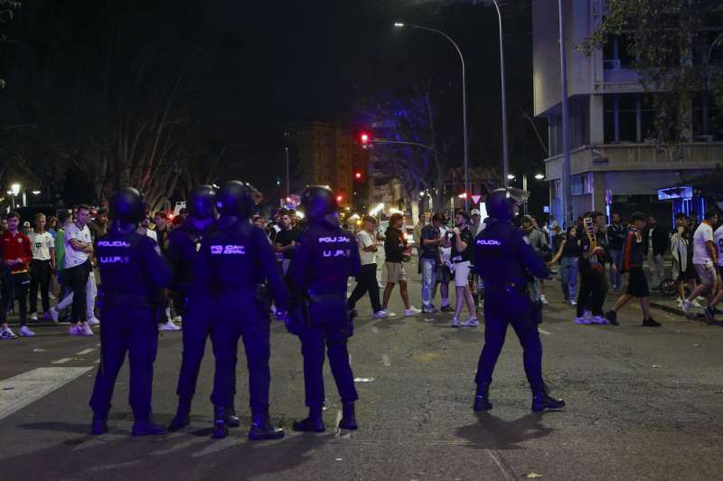 Miembros de la Policía Nacional vigilan los exteriores del estadio de Mestalla a la finalización del encuentro correspondiente a la décima jornada de La Liga EA Sports que han disputado hoy lunes Valencia y Las Palmas. EFE / Manuel Bruque.