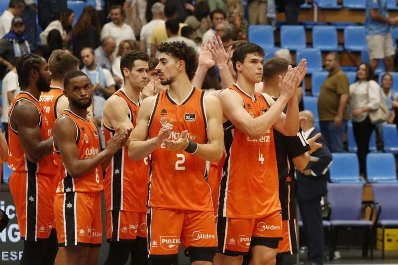 Los jugadores del Valencia Basket esperan celebrar una victoria con su aficin ante el Andorra. EFE/Archivo/Eliseo Trigo
