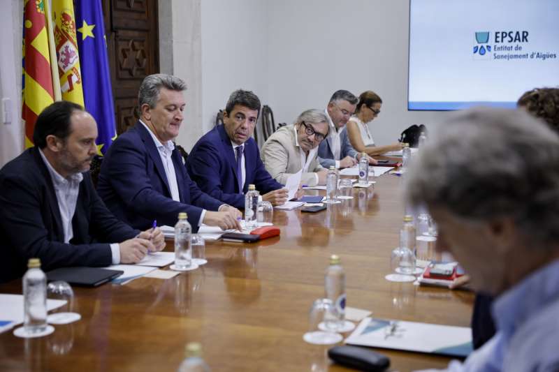 El president de la Generalitat, Carlos Mazón (3º i), junto al conseller de Medio Ambiente, Infraestructuras y Territorio, Vicente Martinez Mus (2º i), durante el consejo de administración de la Entidad Pública de Saneamiento de Aguas Residuales (EPSAR). EFE/Biel Aliño
