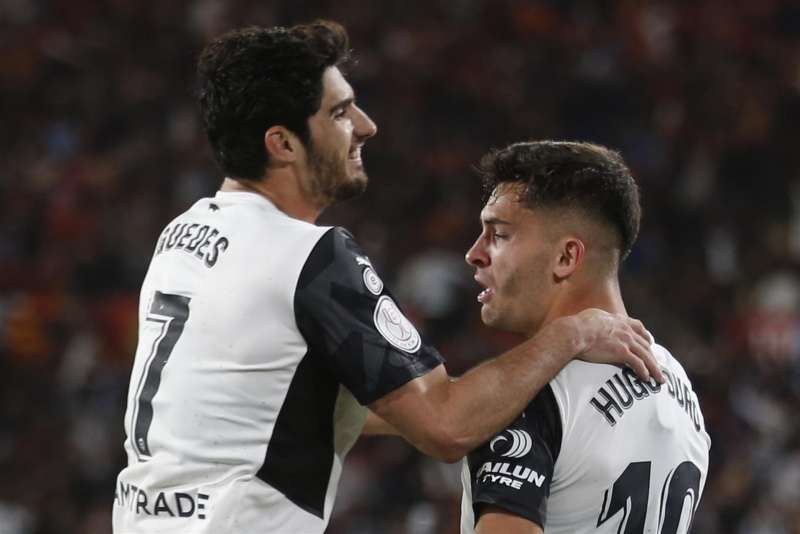 Hugo Duro y GonÃ§alo Guedes celebran un gol con el Valencia. EFE/JosÃ© Manuel Vidal


