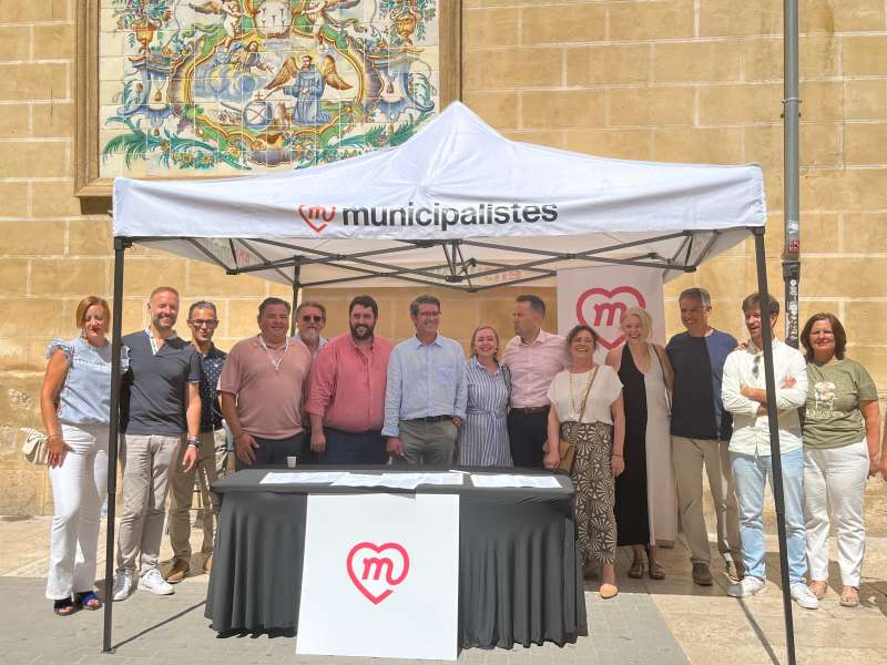 Equipo de municipalistes, frente a Les Corts, con su primera mesa de firmas / A.Patiño/ EPDA
