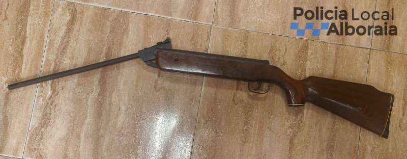 Rifle con el que disparó el detenido./POLICÍA LOCAL DE ALBORAYA
