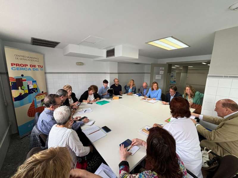 La alcaldesa de ValÃ¨ncia, MarÃ­a JosÃ© CatalÃ¡, reunida con representantes vecinales de la Malvarrosa. EFE/Ayuntamiento de ValÃ¨ncia