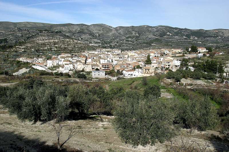 Vista general de la localidad alicantina de Quatretondeta, en la comarca de el Comtat, donde en 1924 se eligió a Matilde Pérez Mollá alcaldesa, la primera mujer con ese cargo en España. EFE/MORELL
