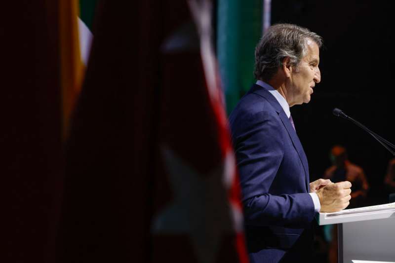 El líder del Partido Popular, Alberto Núñez Feijóo, interviene durante la entrega de los XXIV premios Autónomo del Año en Madrid, este lunes. EFE/Javier Lizón