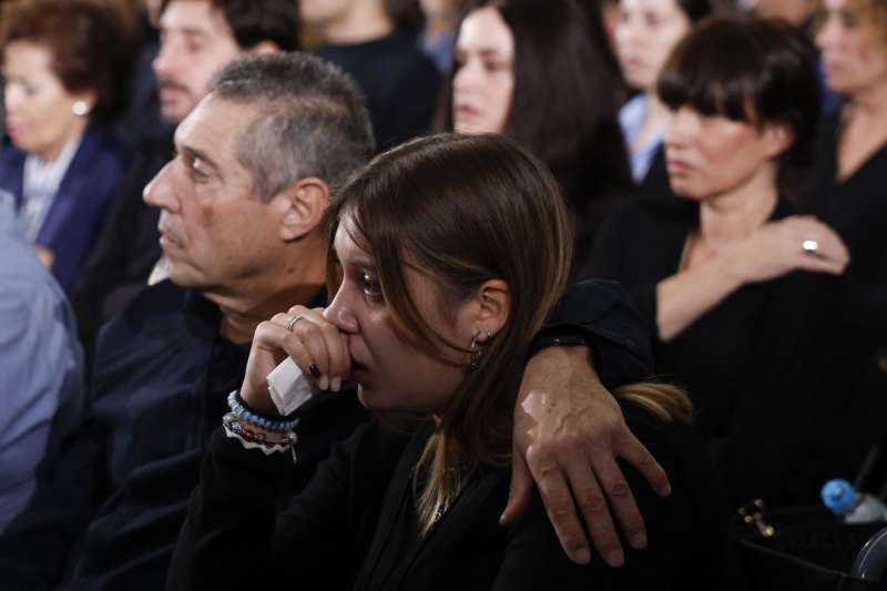 Familiares de las víctimas durante el funeral. EFE/ Kai Forsterling
