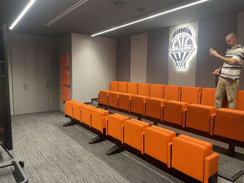 Una sala de video con formato de cine en el Roig Arena para el Valencia Basket. EFE