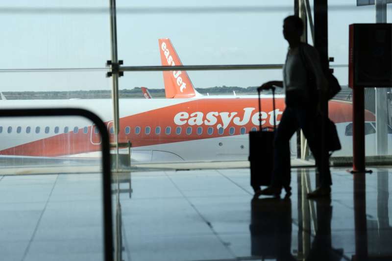 Avin de la compaa area EasyJet en un aeropuerto. EFE/Alejandro Garca
