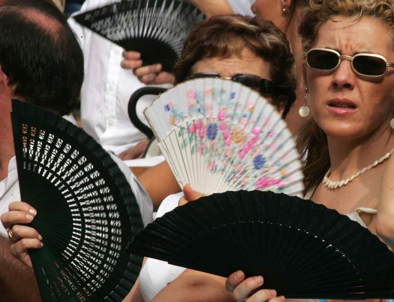 Varias mujeres se abanican para paliar el sofocante calor. EFE/Kai FÃ¶rsterling/Archivo
